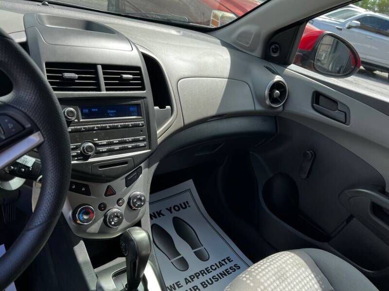 2015 Chevrolet Sonic Image 8