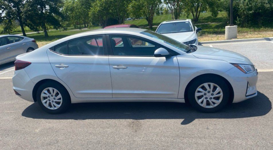 2019 Hyundai Elantra Image 2