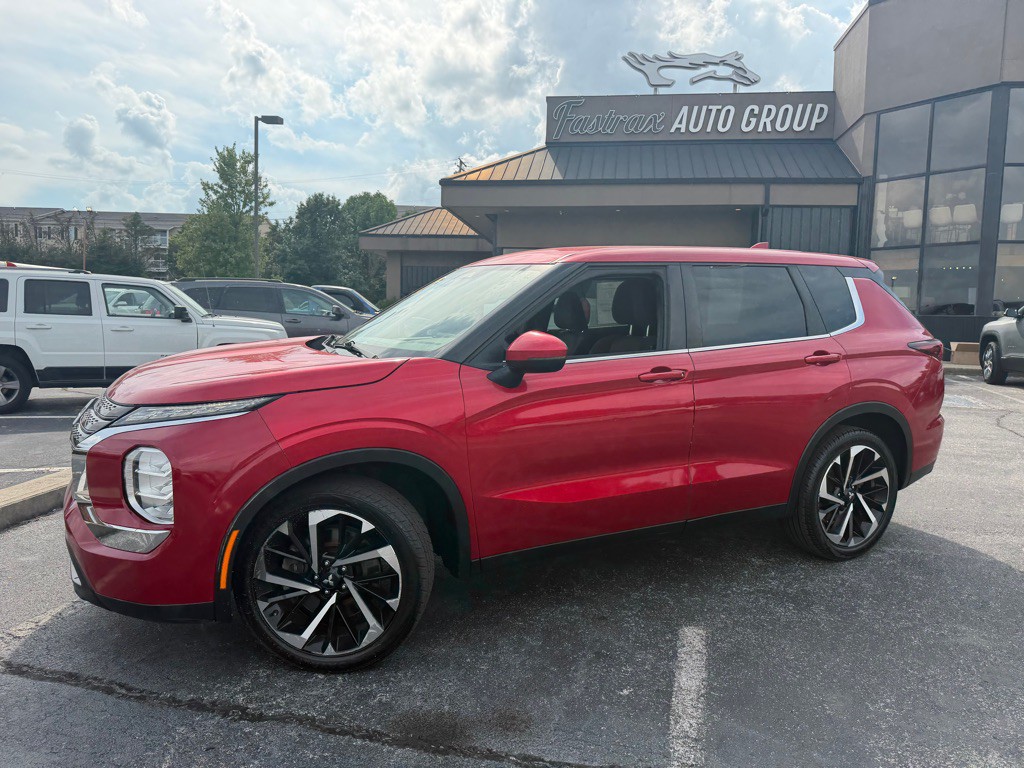 2022 Mitsubishi Outlander Image 2