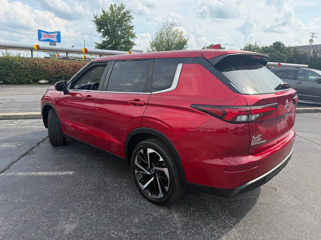 2022 Mitsubishi Outlander Image 3