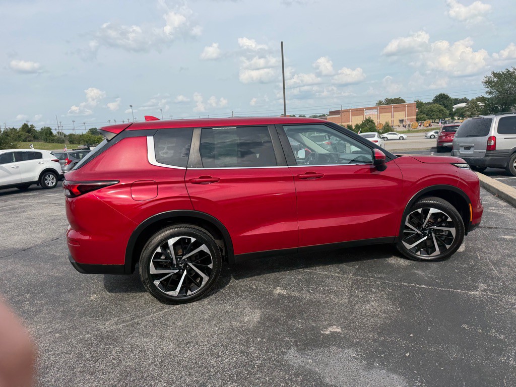 2022 Mitsubishi Outlander Image 6