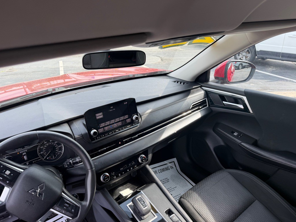 2022 Mitsubishi Outlander Image 18
