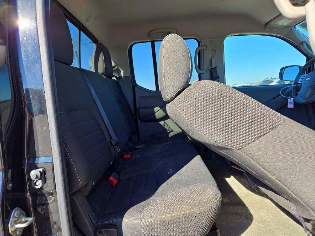 2016 Nissan Frontier Image 5