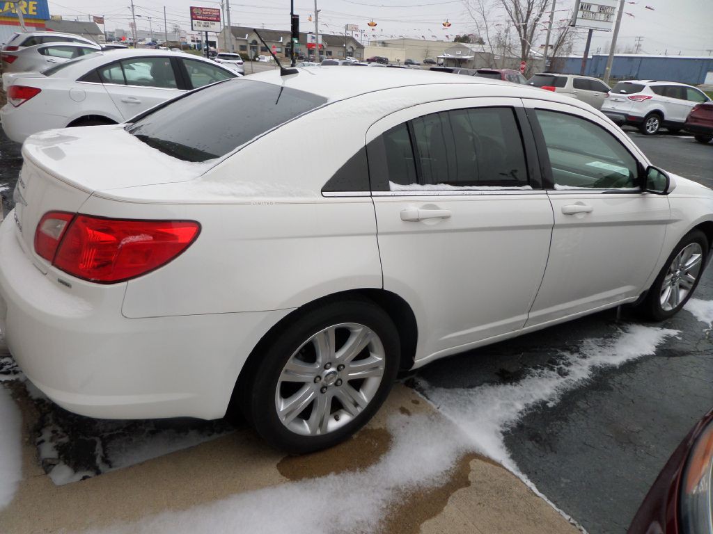 2010 Chrysler Sebring Image 4