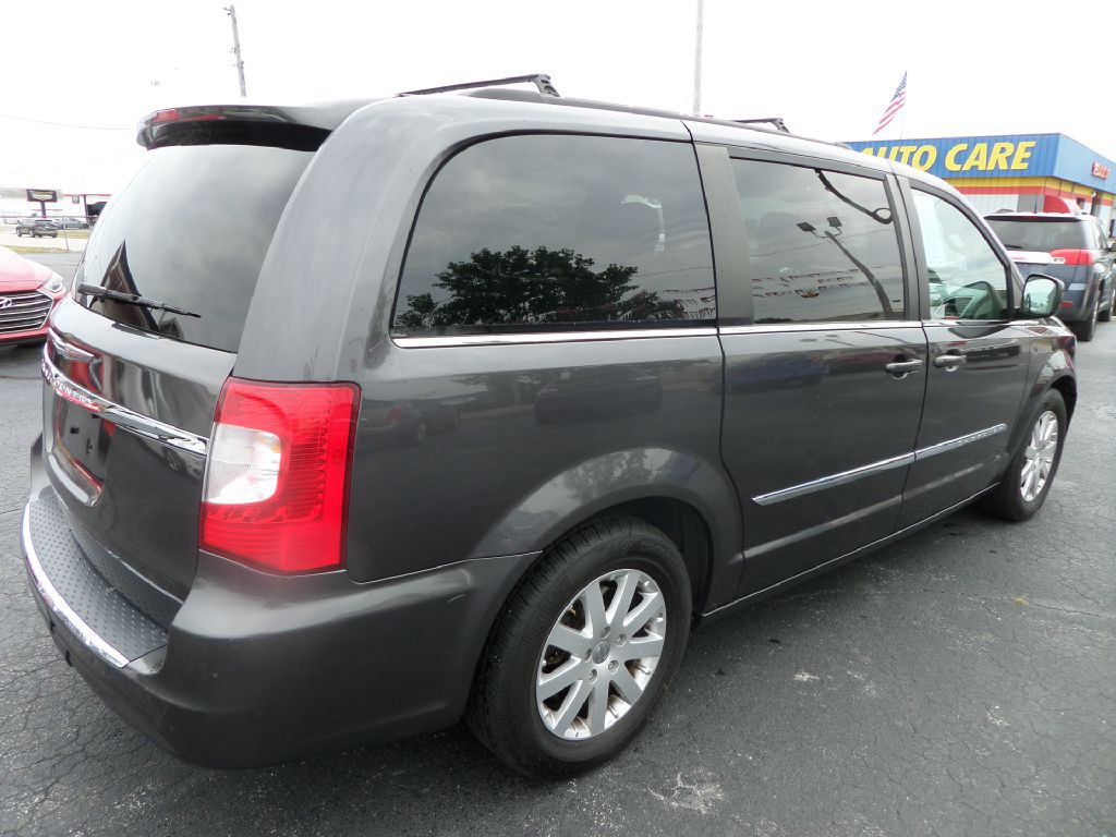 2015 Chrysler Town & Country Image 2