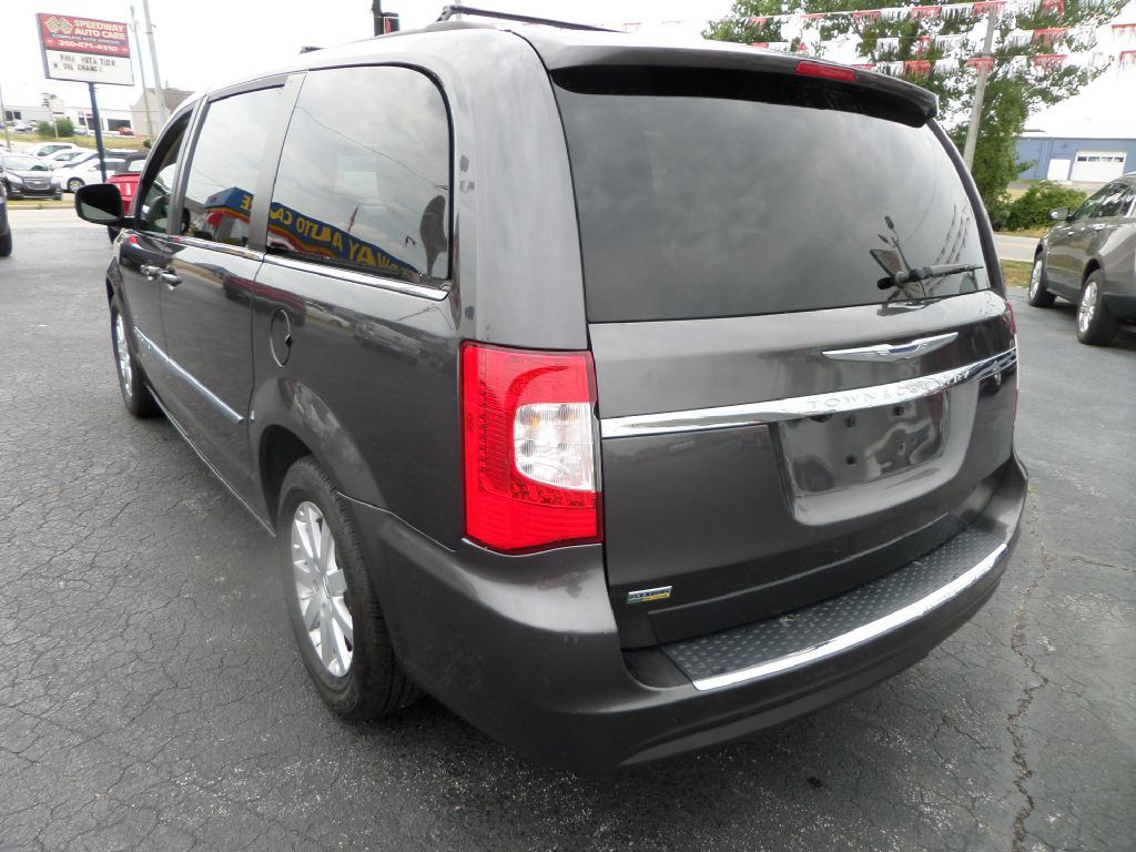 2015 Chrysler Town & Country Image 5