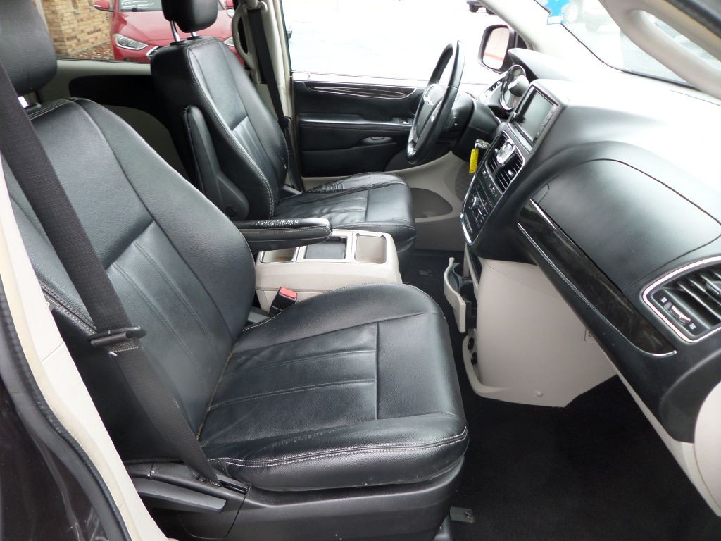 2015 Chrysler Town & Country Image 12