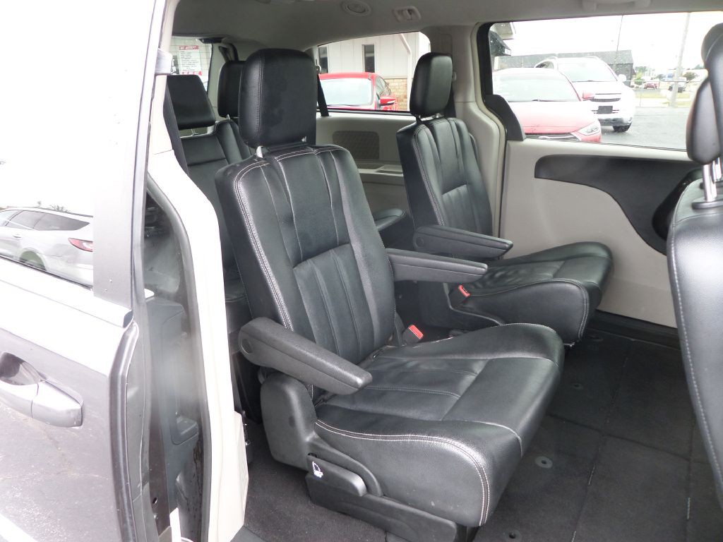 2015 Chrysler Town & Country Image 13