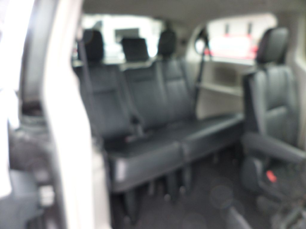 2015 Chrysler Town & Country Image 14