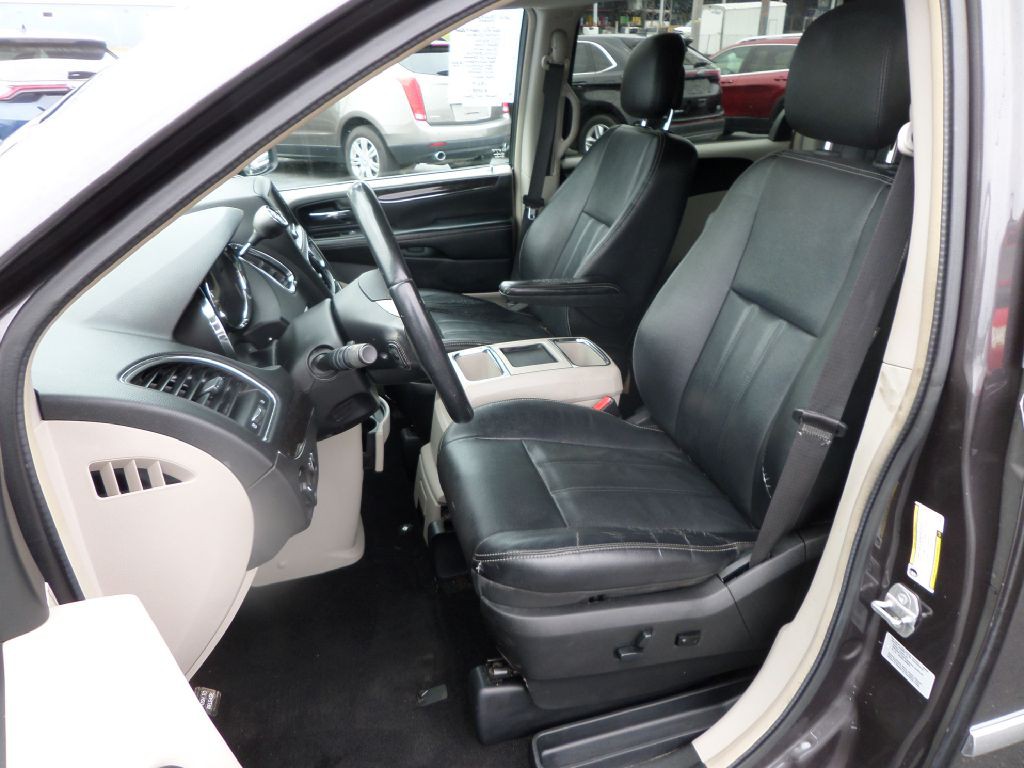 2015 Chrysler Town & Country Image 17