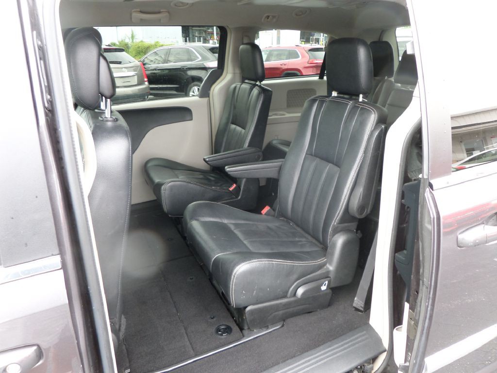 2015 Chrysler Town & Country Image 18