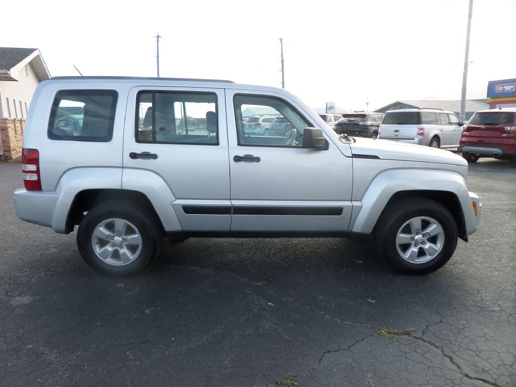 2012 Jeep Liberty Image 2