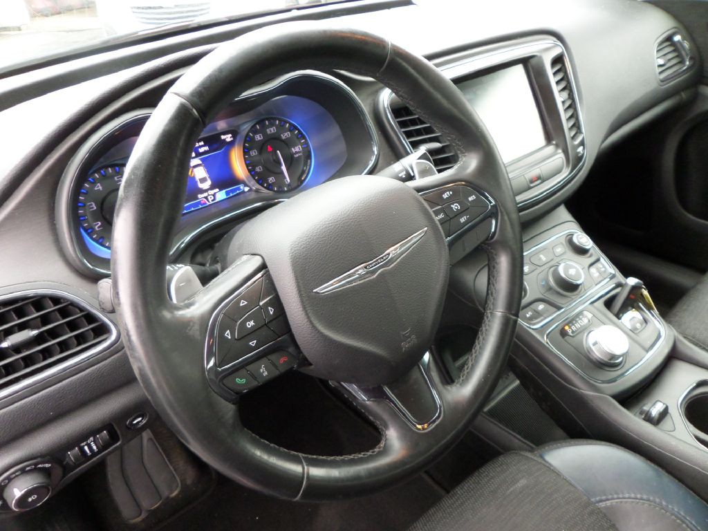 2015 Chrysler 200 Image 3