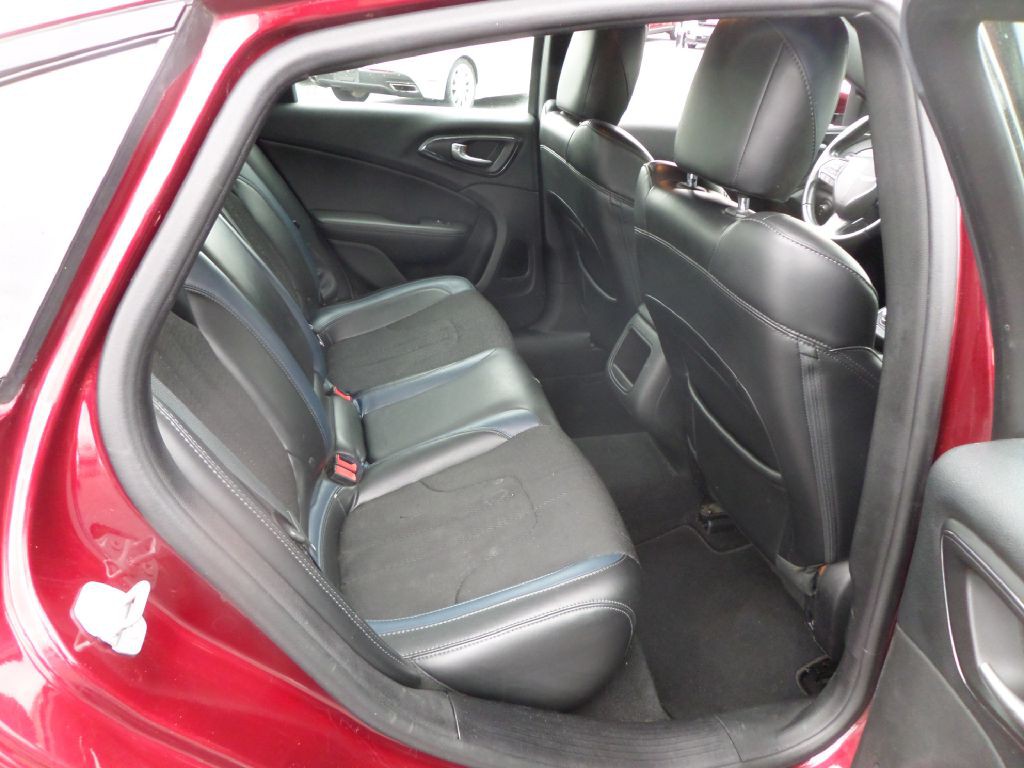 2015 Chrysler 200 Image 9