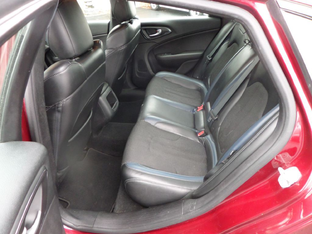2015 Chrysler 200 Image 12