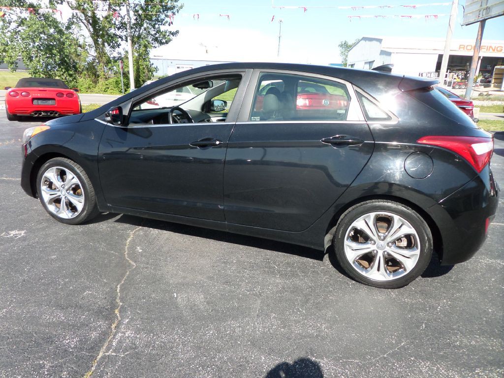 2013 Hyundai Elantra Image 2
