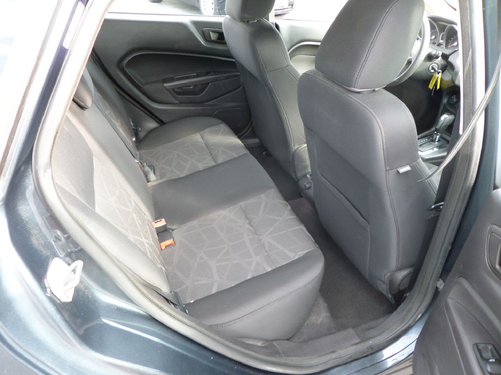 2011 Ford Fiesta Image 6