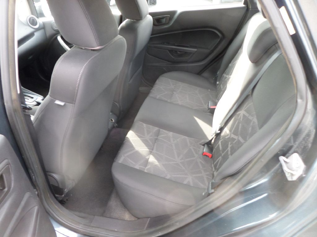 2011 Ford Fiesta Image 9