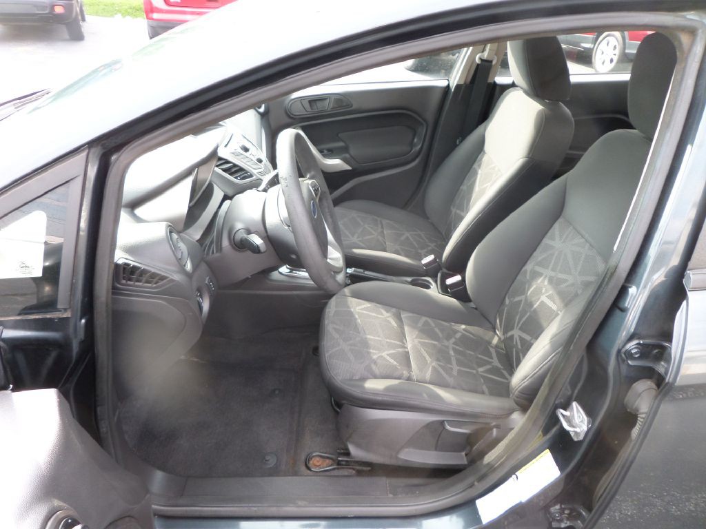 2011 Ford Fiesta Image 12