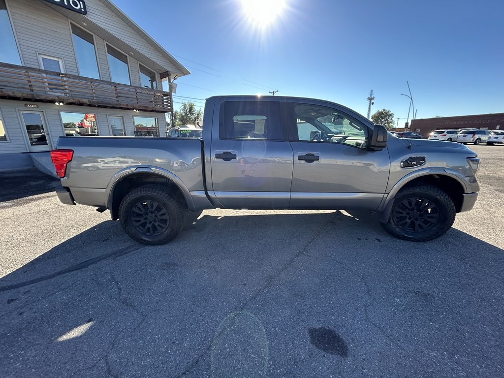 2017 Nissan Titan Image 8