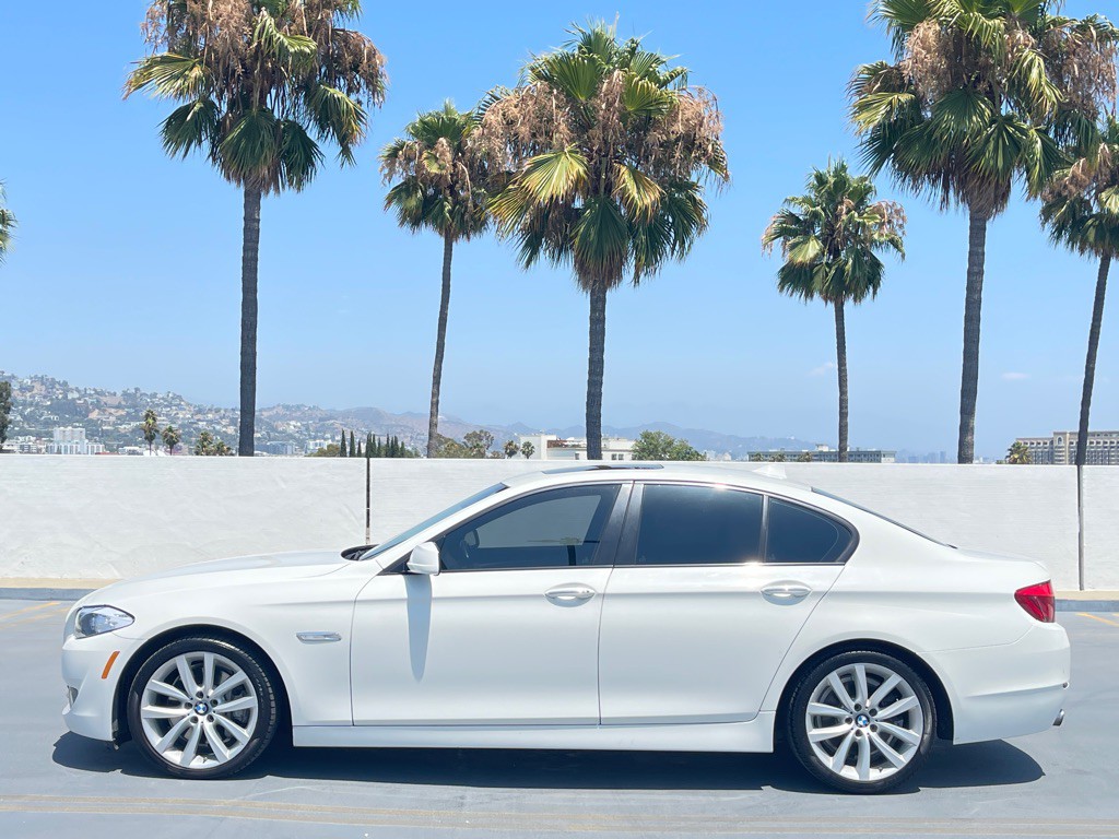 2011 BMW 5 Series Image 2