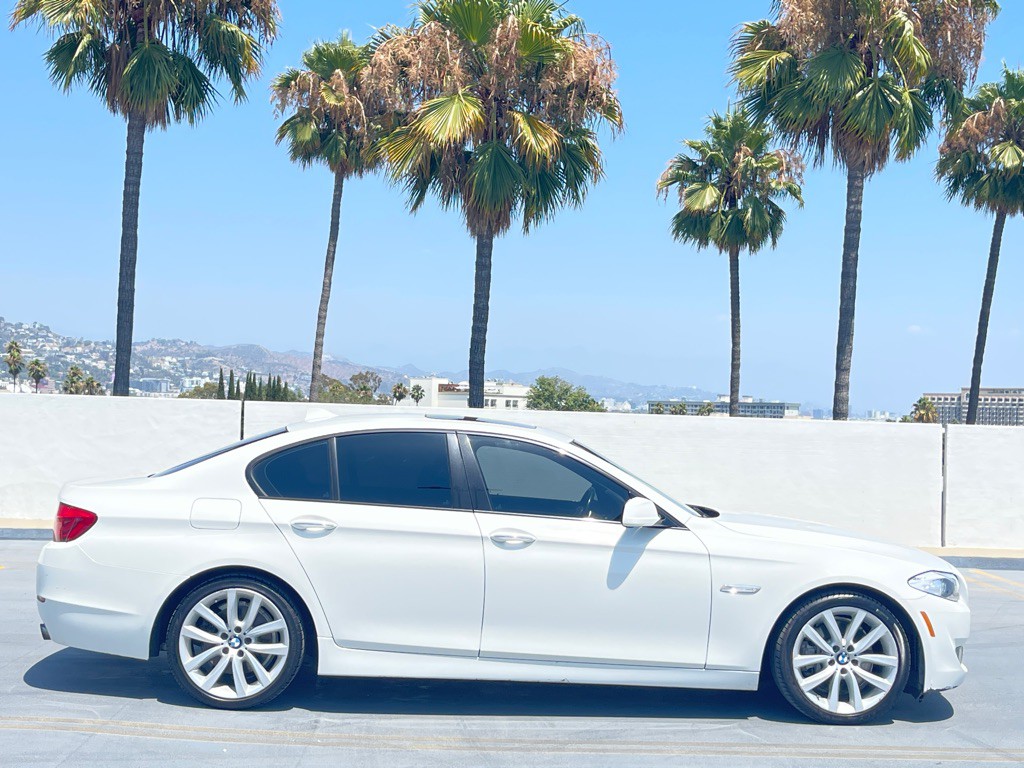 2011 BMW 5 Series Image 4