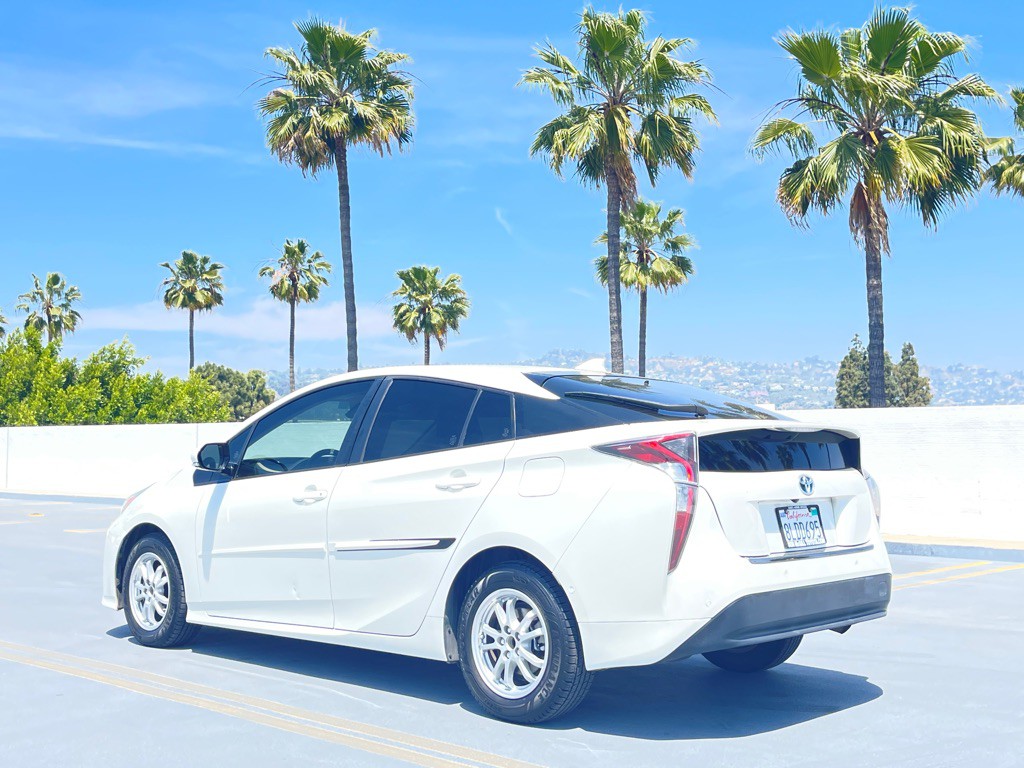 2018 Toyota Prius Image 2