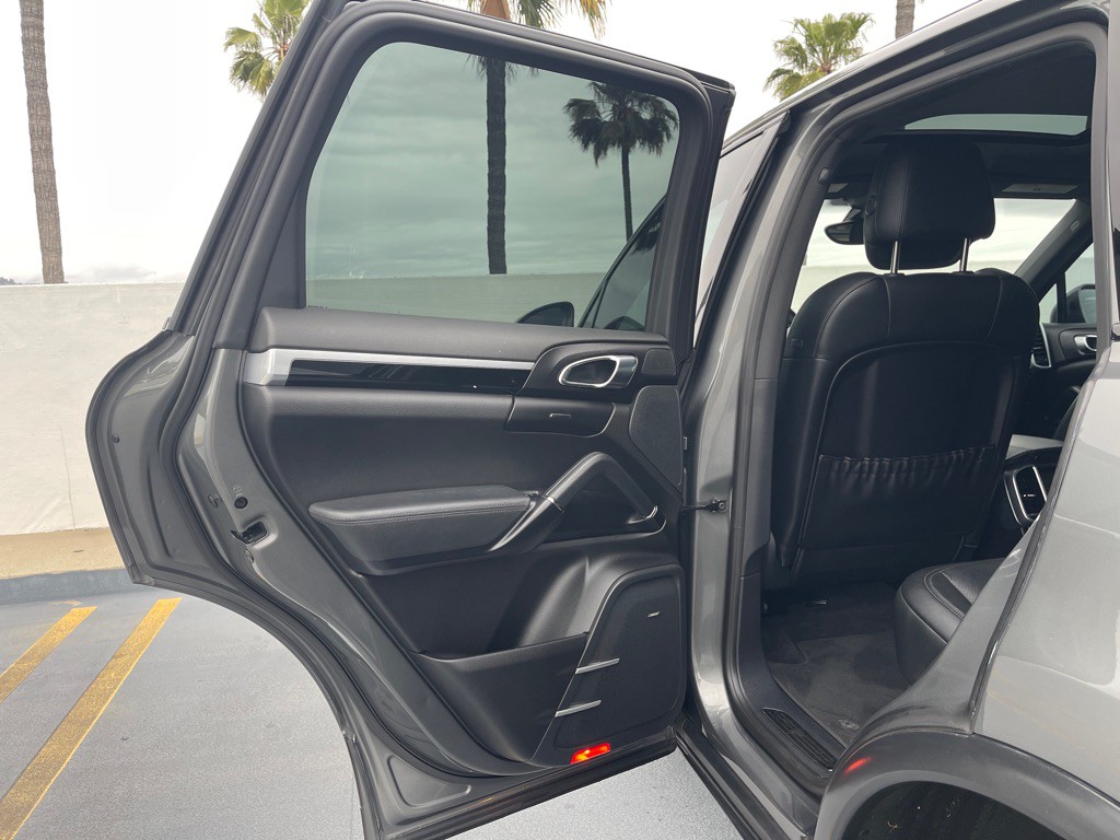 2016 Porsche Cayenne Image 38