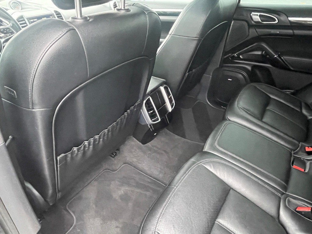 2016 Porsche Cayenne Image 46