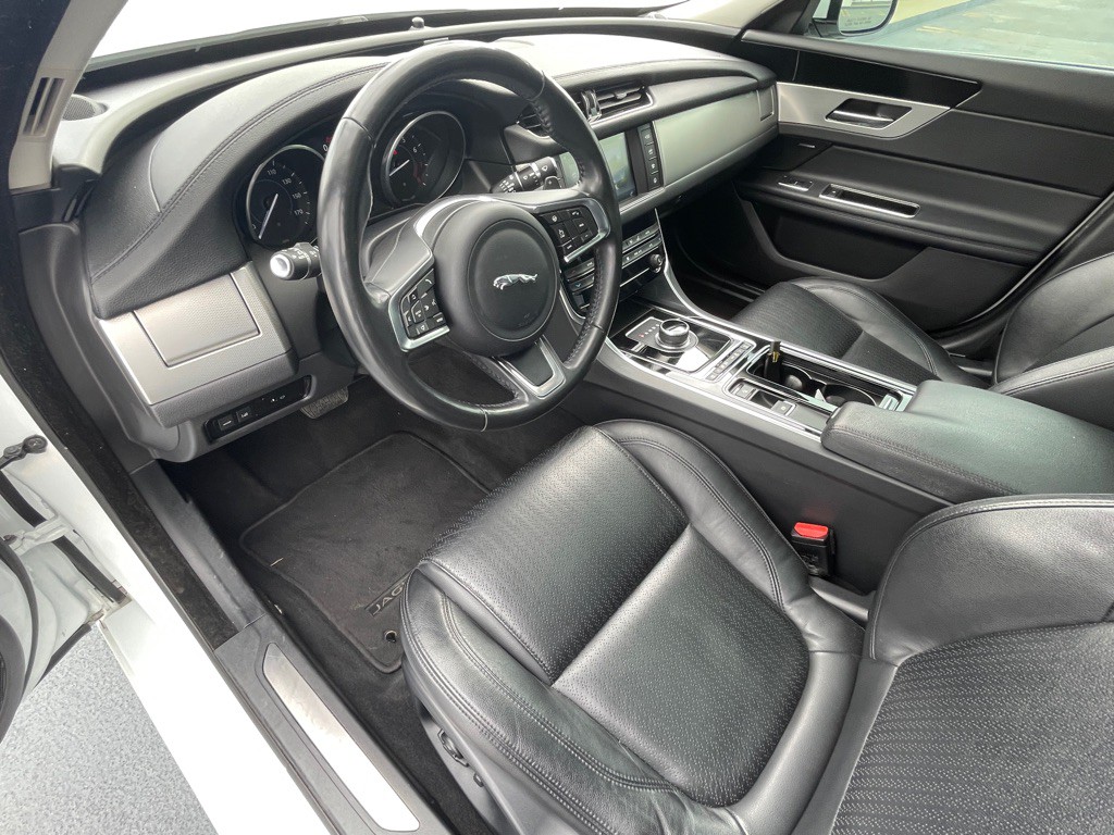 2018 Jaguar XF Image 5