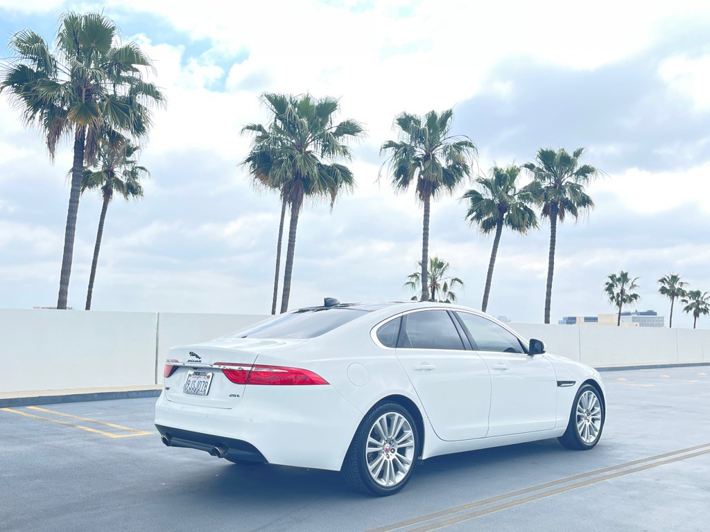 2018 Jaguar XF Image 28