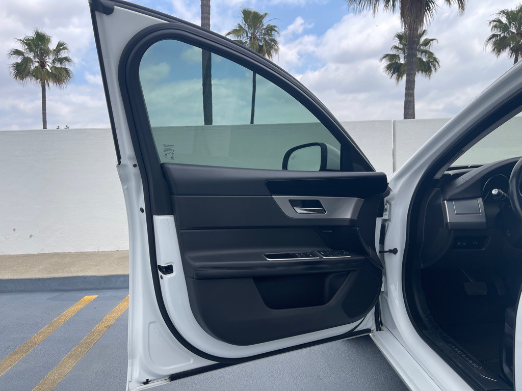 2018 Jaguar XF Image 33