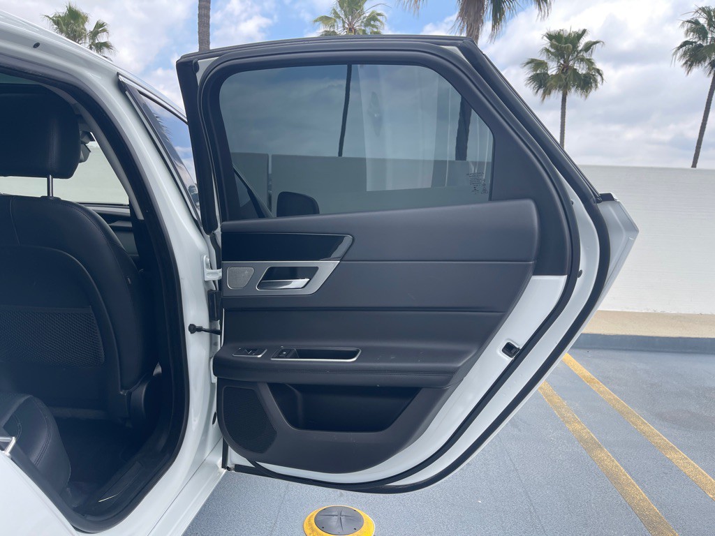 2018 Jaguar XF Image 35