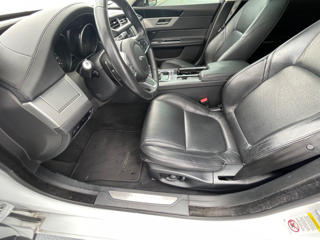 2018 Jaguar XF Image 37