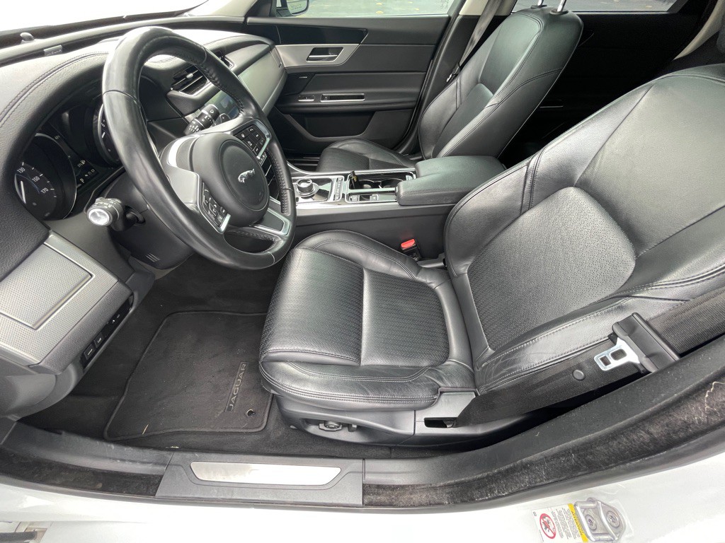 2018 Jaguar XF Image 38