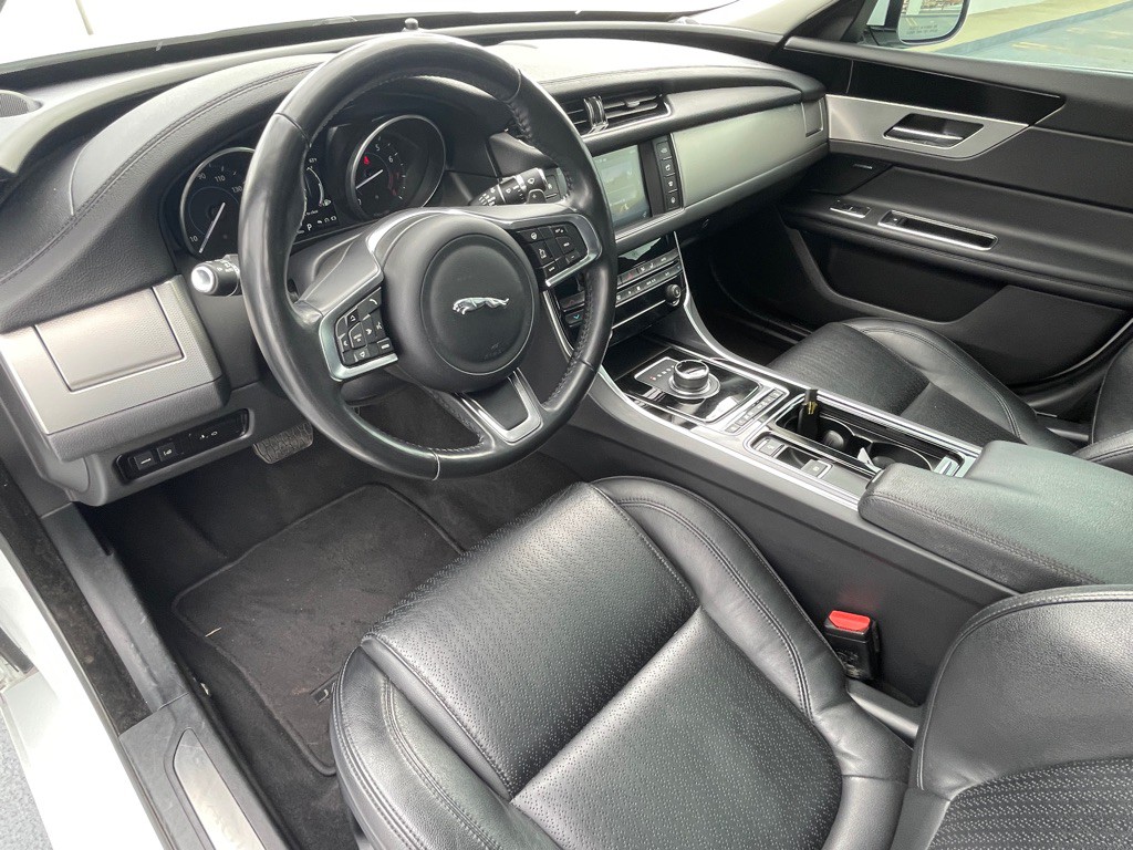 2018 Jaguar XF Image 39