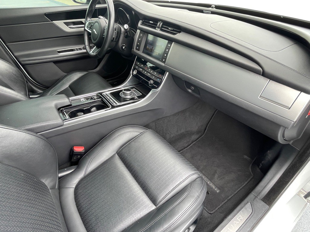 2018 Jaguar XF Image 48