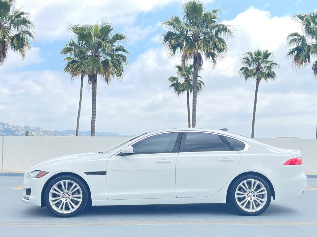 2018 Jaguar XF Image 2