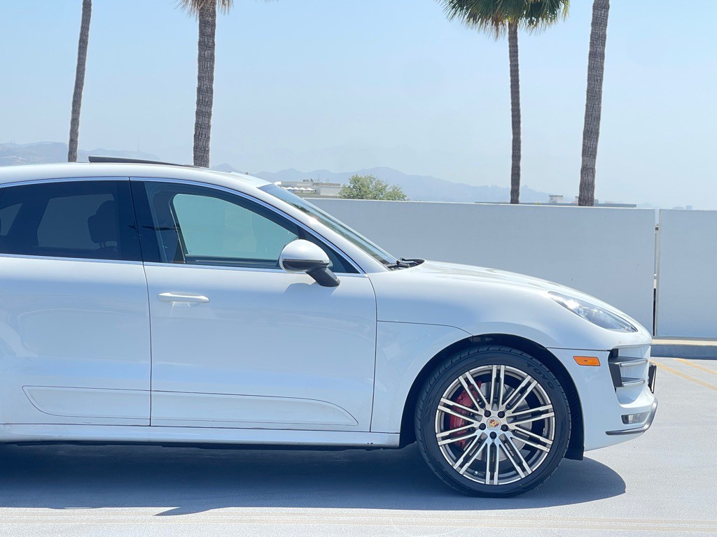 2017 Porsche Macan Image 24