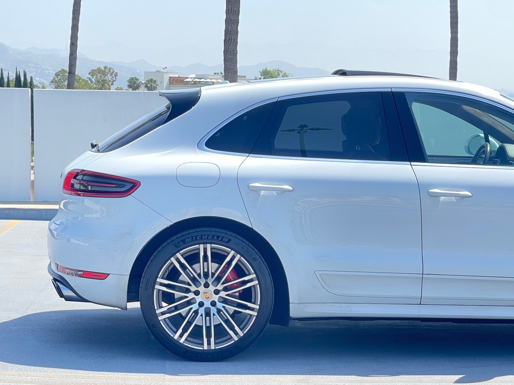 2017 Porsche Macan Image 25