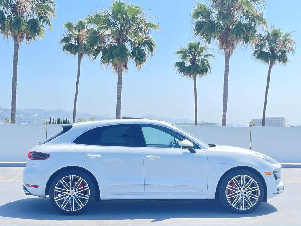 2017 Porsche Macan Image 26
