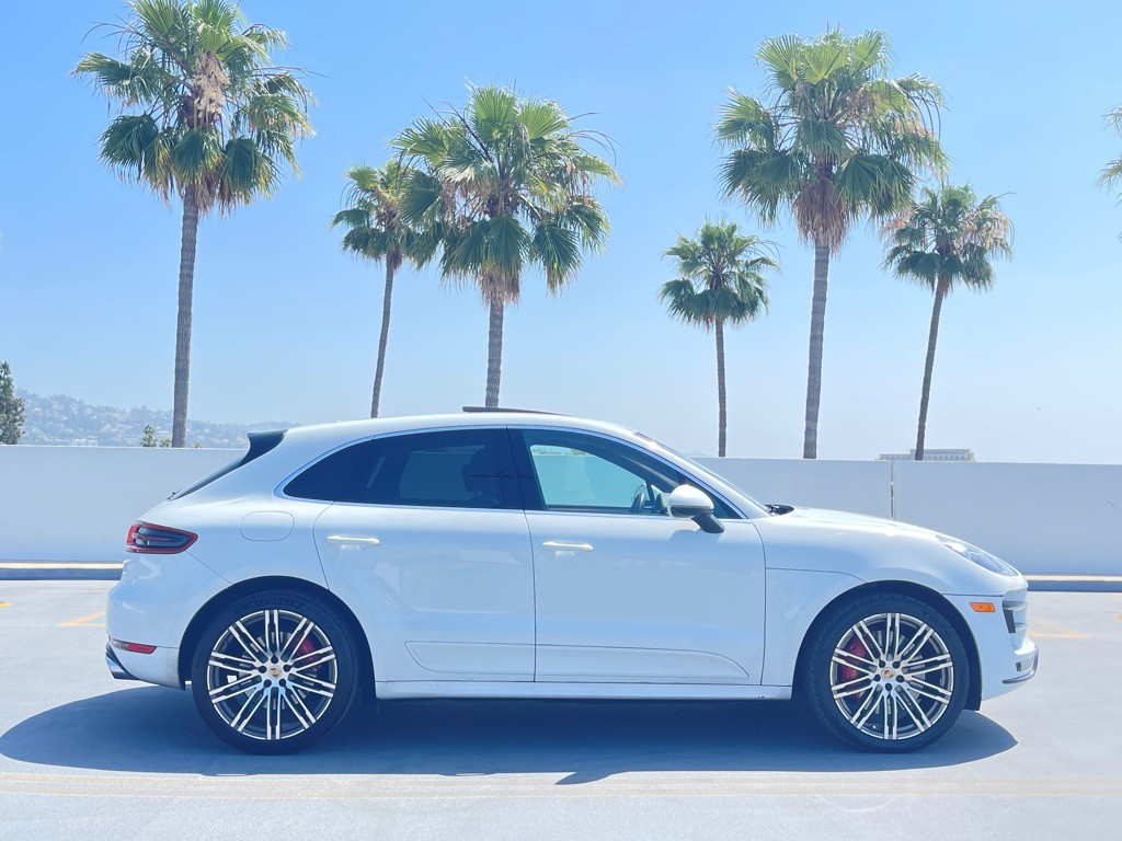 2017 Porsche Macan Image 32