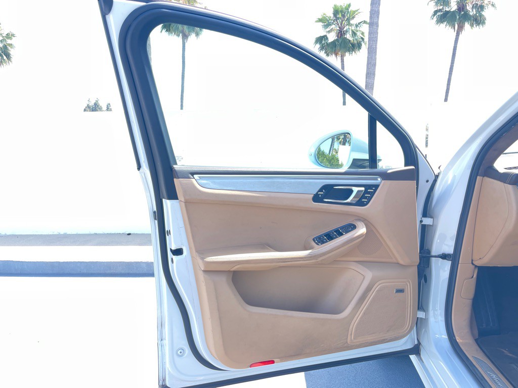 2017 Porsche Macan Image 42