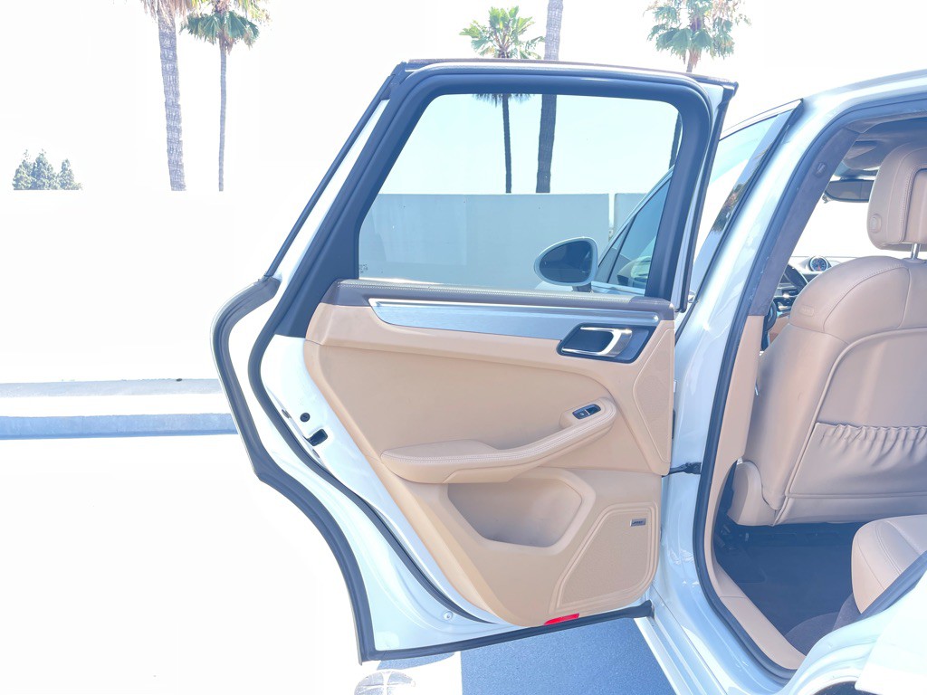 2017 Porsche Macan Image 43