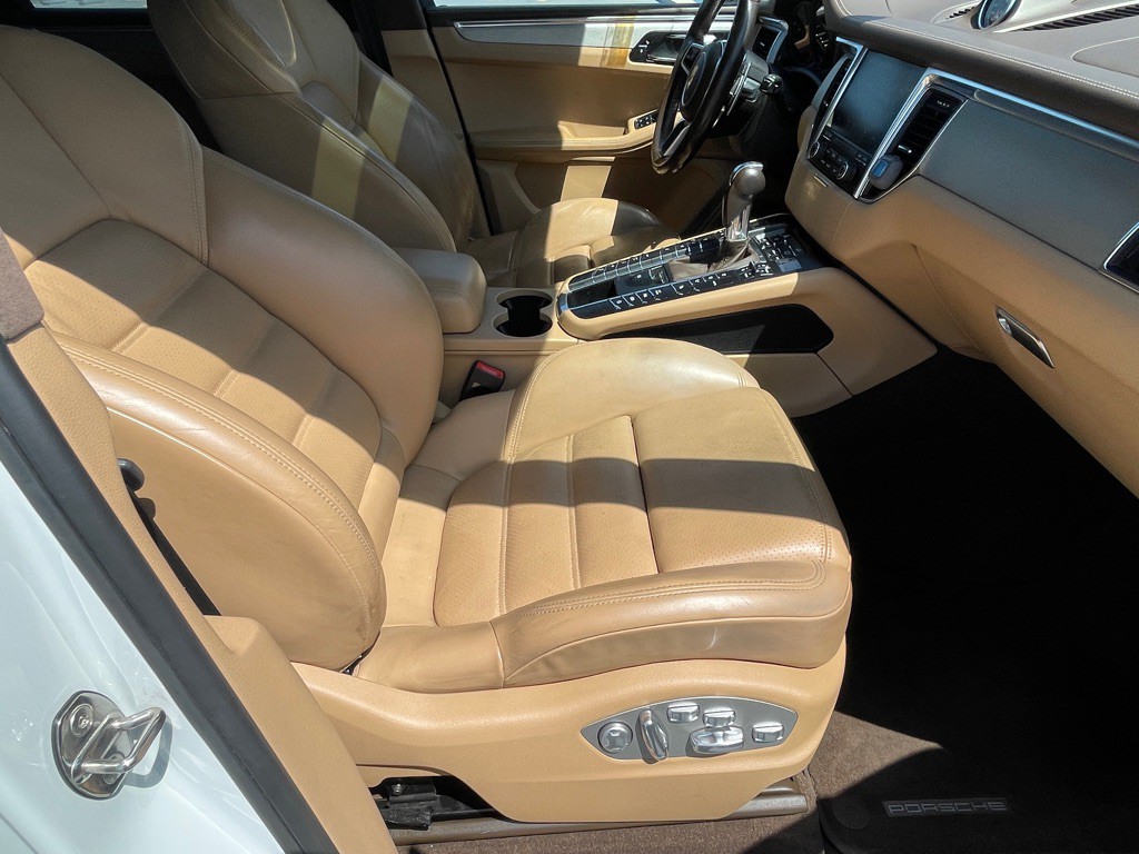 2017 Porsche Macan Image 48