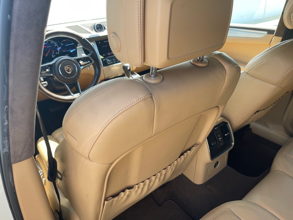 2017 Porsche Macan Image 64
