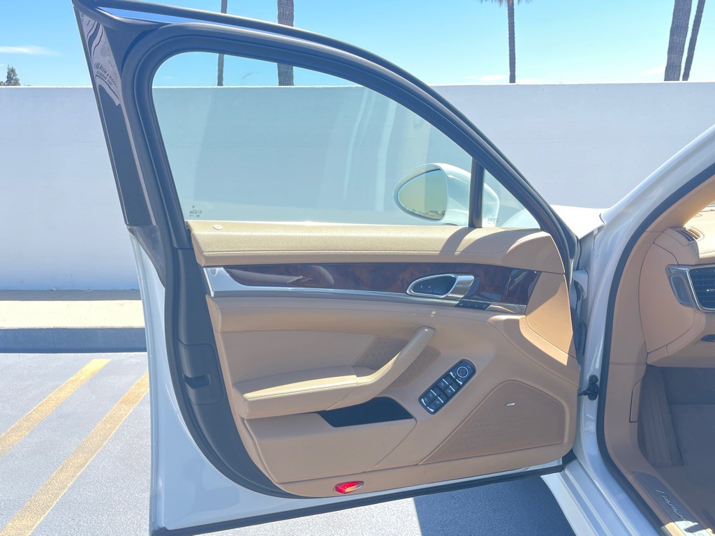 2013 Porsche Panamera Image 48