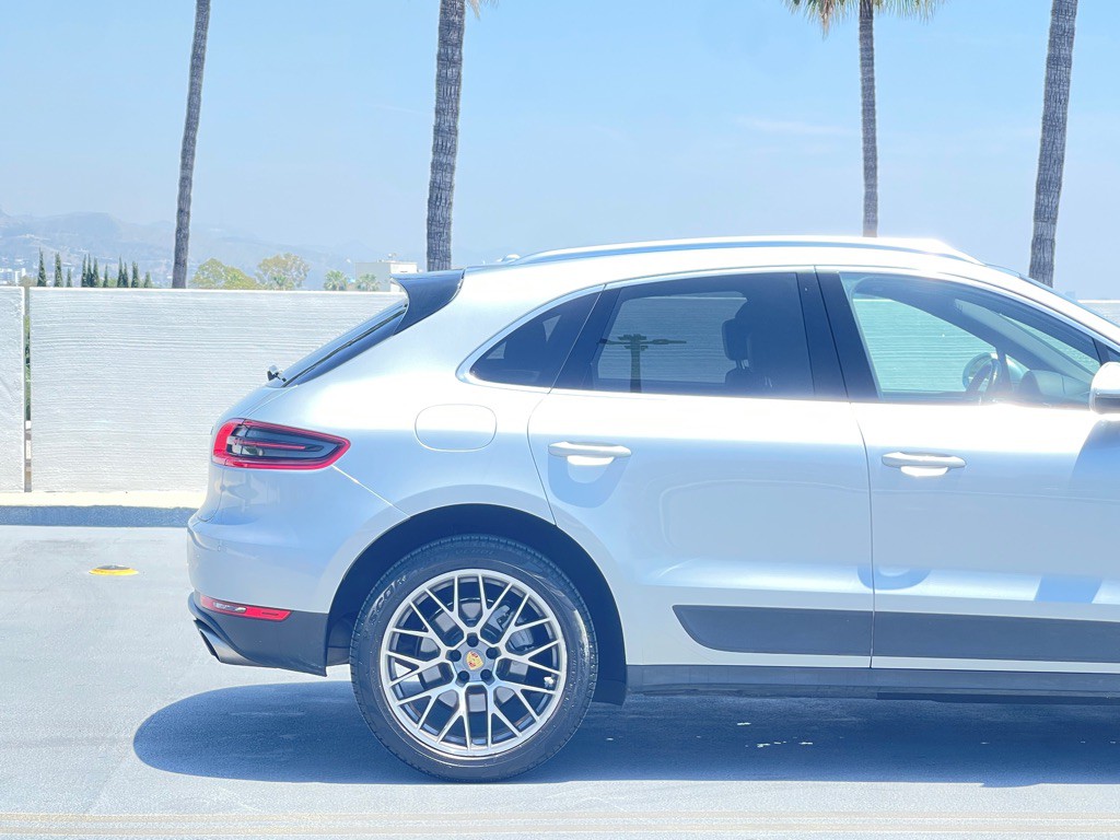 2017 Porsche Macan Image 24