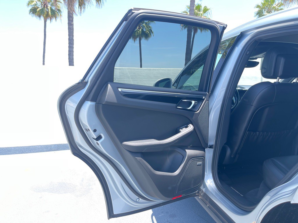2017 Porsche Macan Image 44