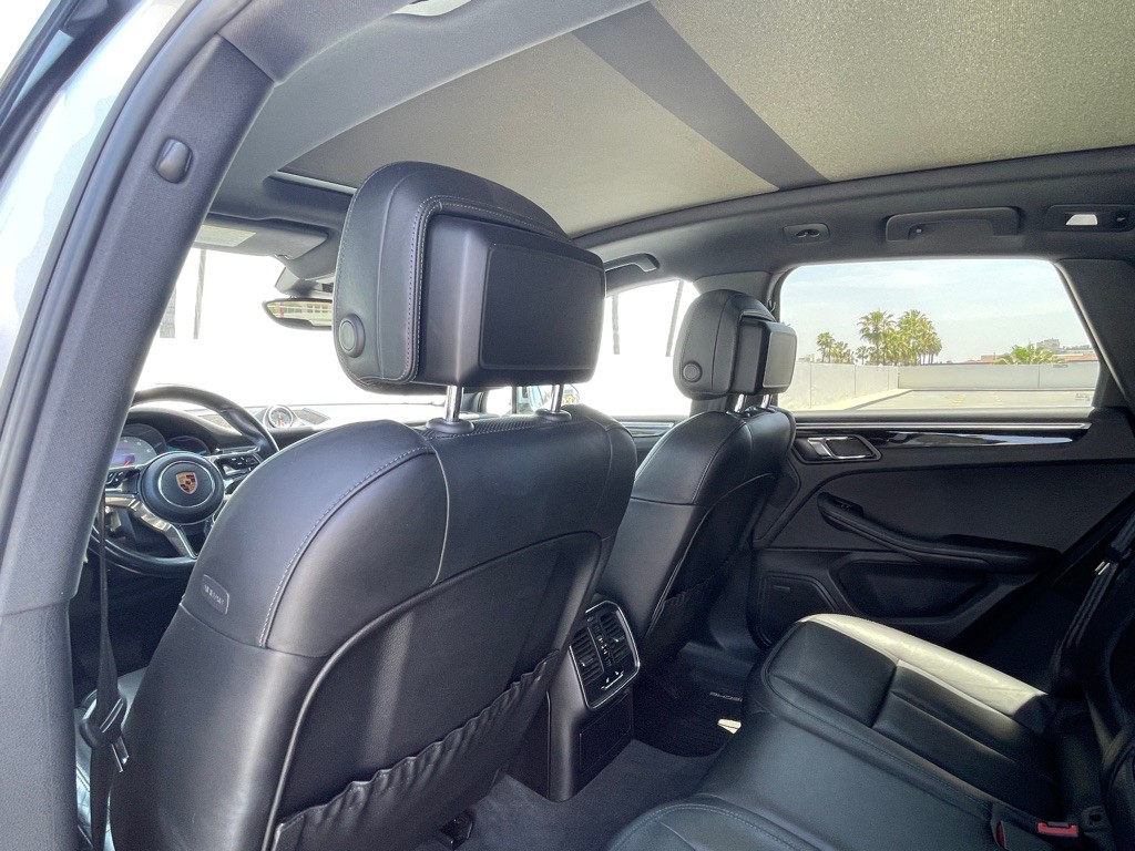 2017 Porsche Macan Image 60